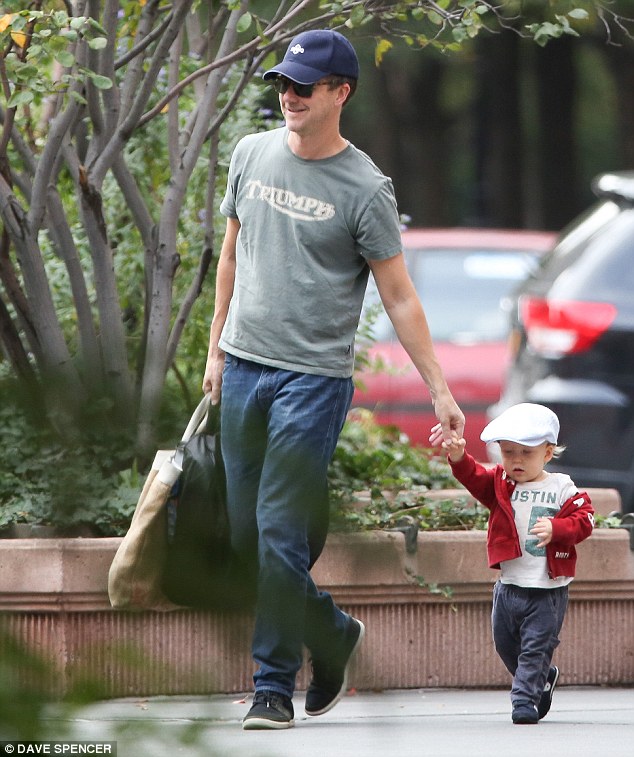 Foto van Edward Norton  & zijn Zoon  Atlas Norton