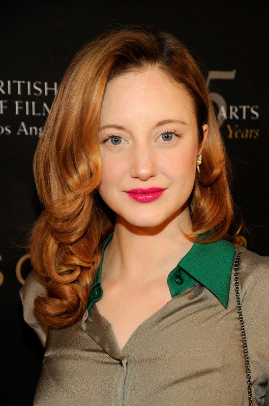 The 42-year old daughter of father (?) and mother(?) Andrea Riseborough in 2024 photo. Andrea Riseborough earned a  million dollar salary - leaving the net worth at 5 million in 2024