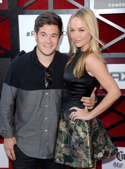 Adam DeVine avec cool, sexy, mignonne, amie Kelley Jakle 