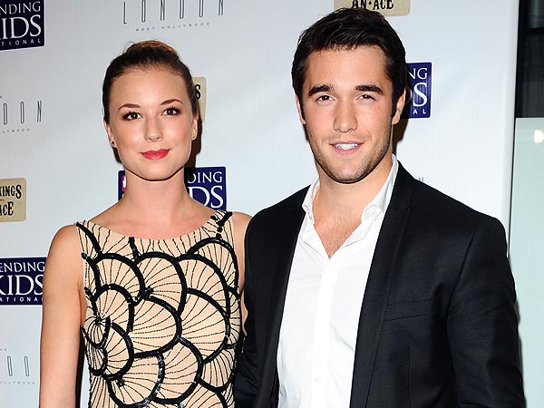    Emily VanCamp med gåtfull, Pojkvän Joshua Bowman 