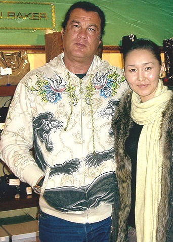 Steven Seagal mit cooler, niedlicher, gnädiger, Ehefrau Erdenetuya Batsukh 