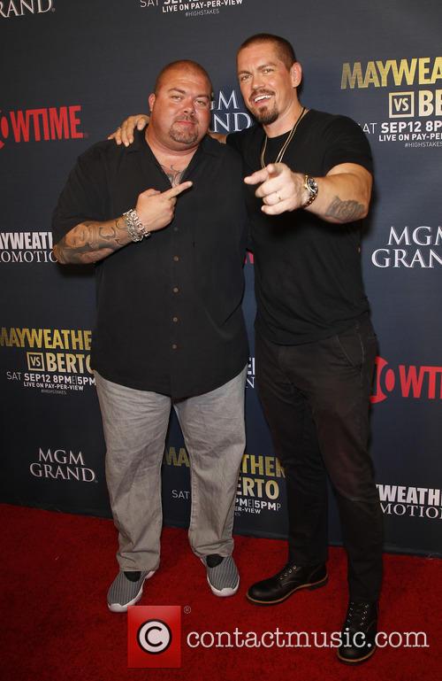 Foto von Steve Howey  & sein  Bruder  Bret Howey