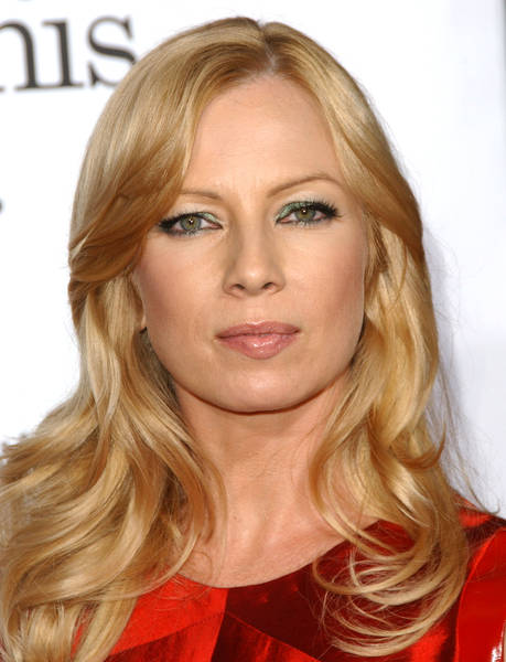 Traci Lords 2024 moyenne blonde cheveux & Chignon style de cheveux.
