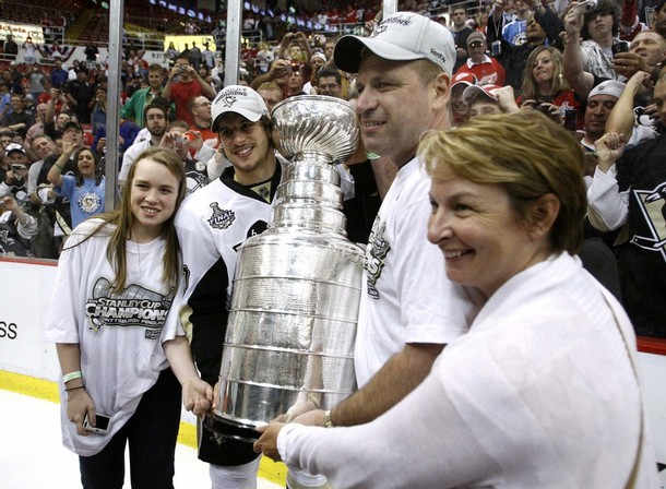 Familjefoto av hockeyspelare, dejtar Kathy Leutner, känd för  Pittsburgh Penguins, Canada.
  