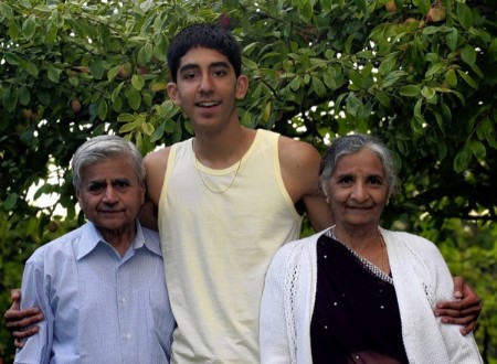 Dev Patel med familie på bildet
  