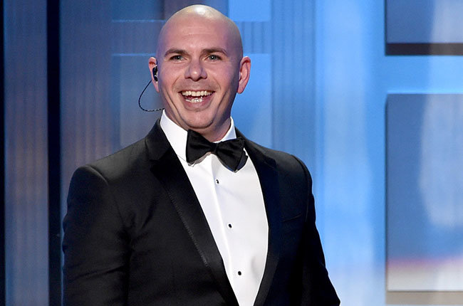 Cabelo careca e penteado tradicional de Pitbull  em 2024