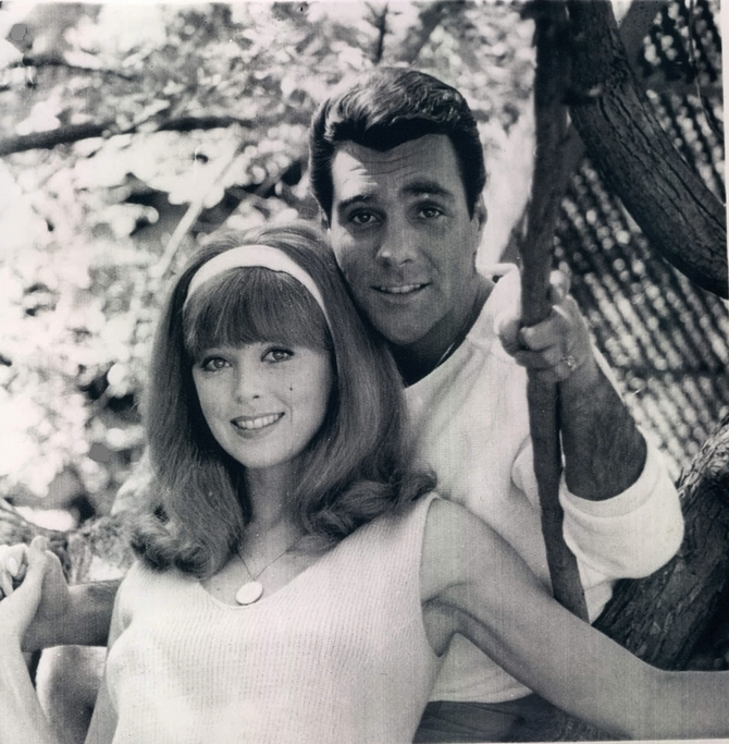 Tina Louise avec cool, célibataire  