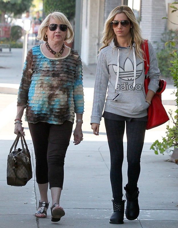   Foto på Ashley Tisdale  & hennes Mamma  Lisa Morris Tisdale