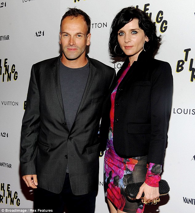    Jonny Lee Miller med kool, gullig, Fru  Michele Hicks 