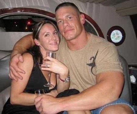 John Cena z rodziną na zdjęciu
  