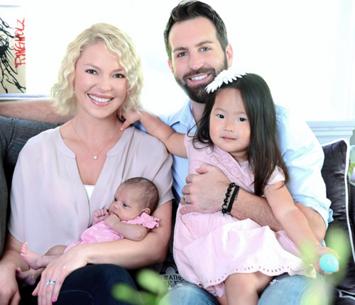 Katherine Heigl med familie på bildet
  