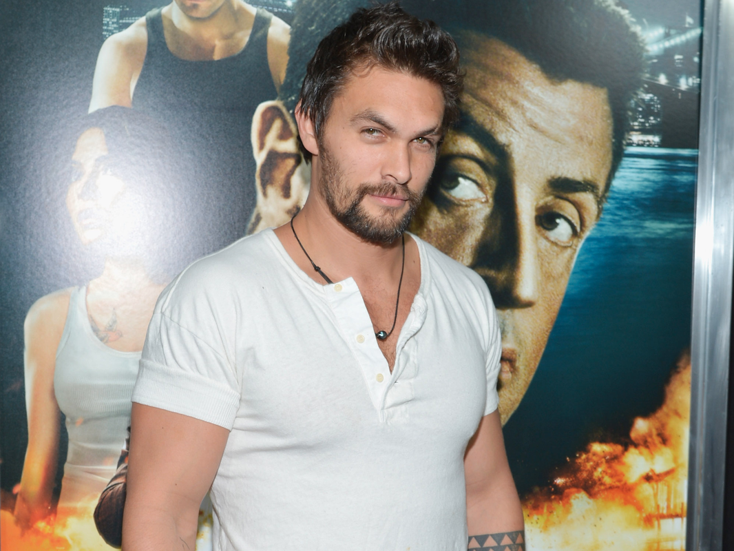 Jason Momoa s 2024 Mörk brun hår & alternativ hårstil.
