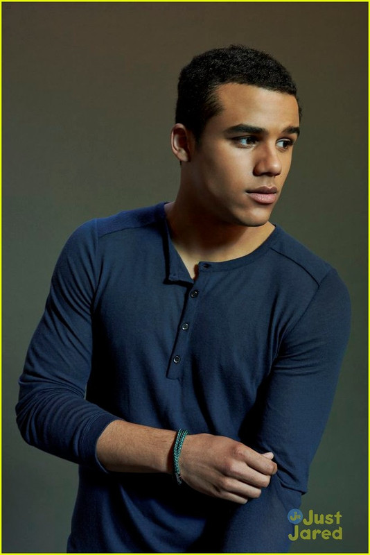 Jacob Artist 2024 Schwarz Haar & leger Haarstil.
