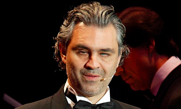 Cabelo cinzento e penteado alternativo de Andrea Bocelli  em 2024