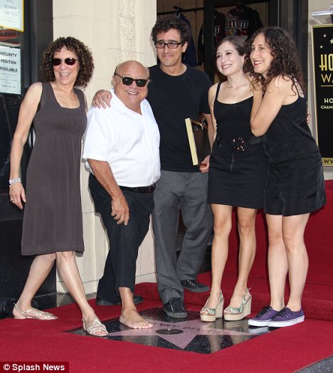 Familienfoto von Schauspieler, heiratet zu Rhea Perlman,erkennt für Taxi, Matilda & Parks & Recreation.
  