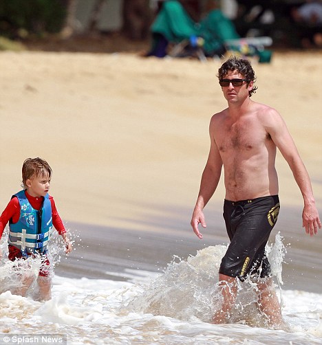 Com uma devoção
à Igreja Católica
,
 Capricórnio mostrando seu corpo nu, com forma atlética na praia
