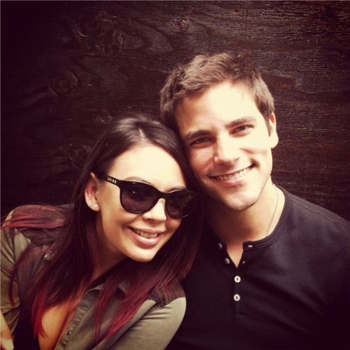 Janel Parrish avec cool, célibataire  