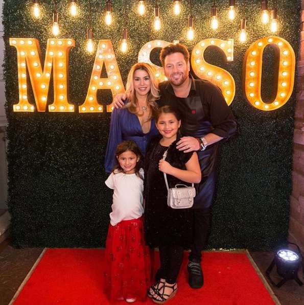 Scott Conant med familie på bildet
  