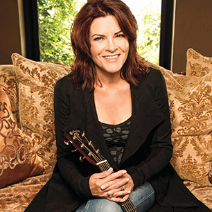 Cabelo vermelho e penteado ousado de Rosanne Cash  em 2024