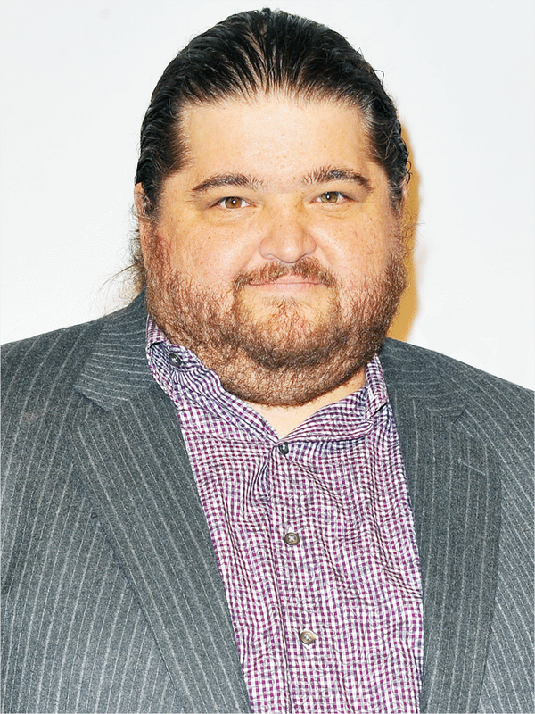 Cabelo castanho claro e penteado alternativo de Jorge Garcia  em 2024