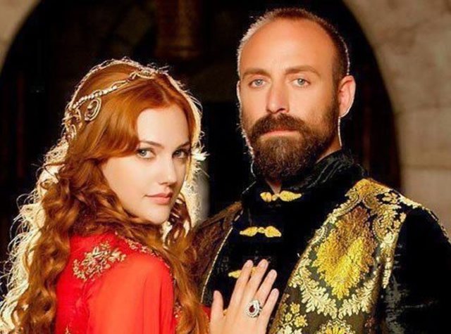 Halit Ergenç avec jolie, femme  