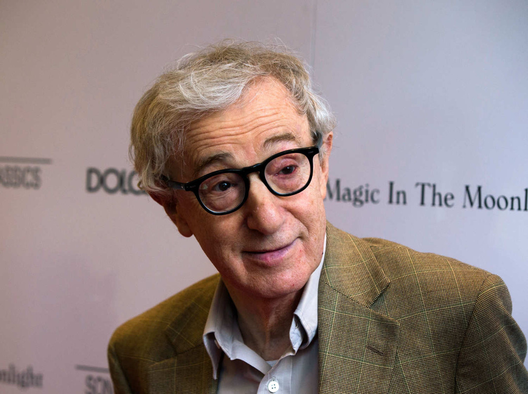 Cabelo cinzento e penteado alternativo de Woody Allen  em 2024