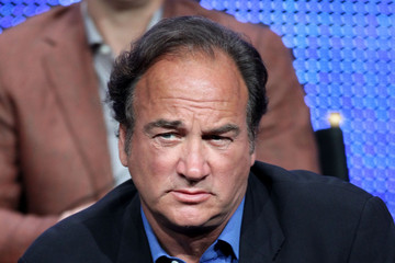 James Belushi s 2024 Ljus brun hår & alternativ hårstil.
