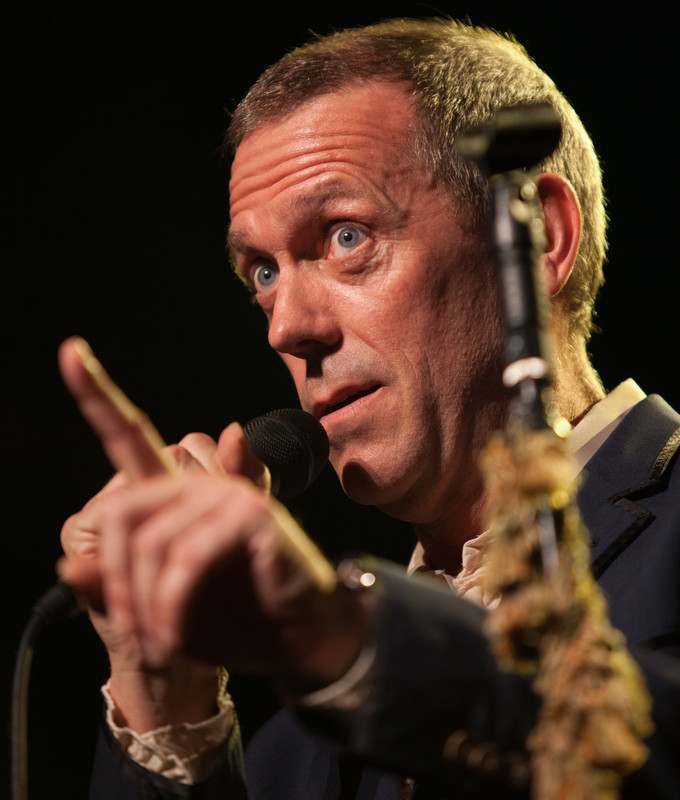 Der 64 Jahre alte 185 cm große Hugh Laurie im 2024 Foto