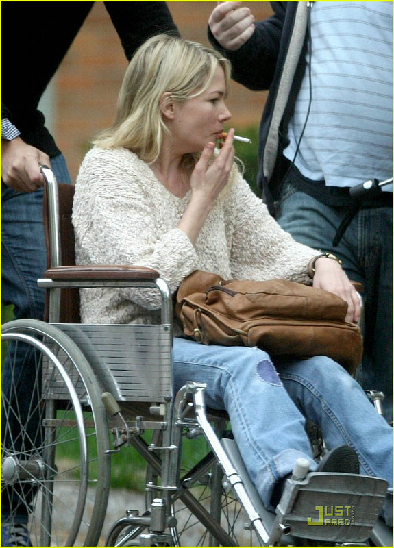 Michelle Williams röker en cigarett (eller weed)
