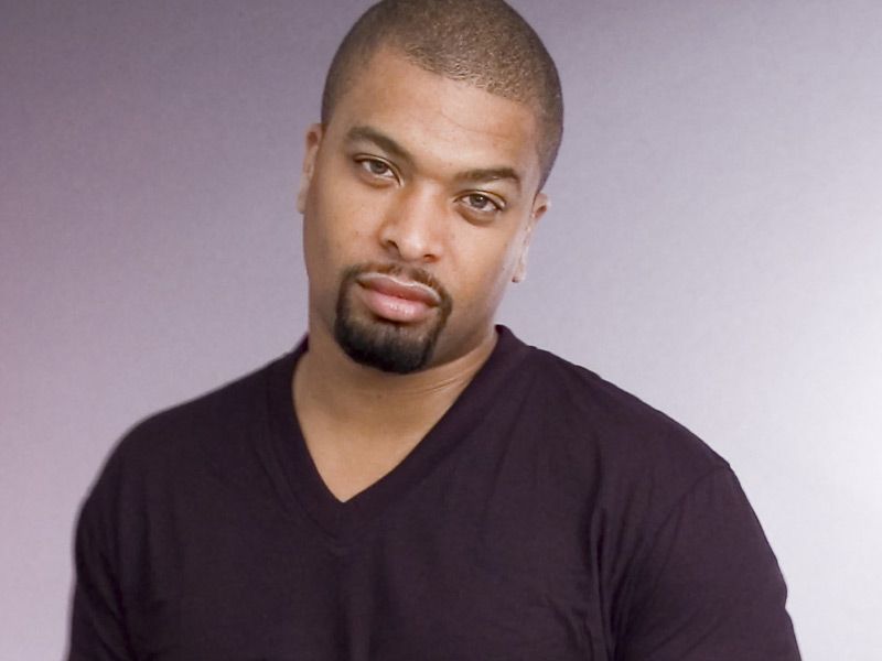 DeRay Davis 2024 Schwarz Haar & Afro Haarstil.
