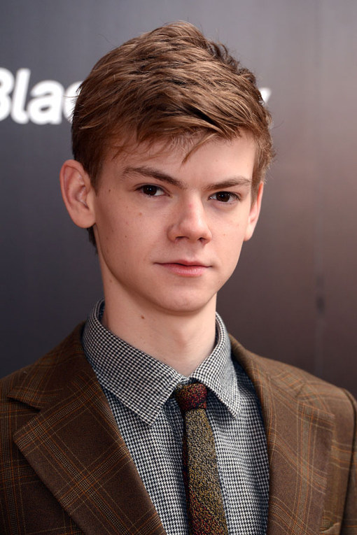 Cabelo castanho claro e penteado alternativo de Thomas Sangster  em 2024