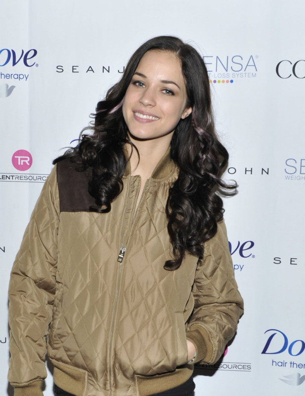 Alexis Knapp  2024 Marrone scuro capelli & Bohemian stile dei capelli.
