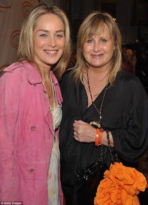 Foto van Sharon Stone  & haar Zus  Kelly Stone