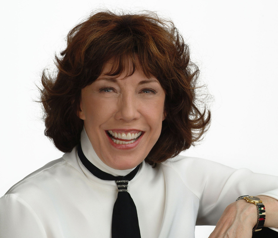 Cabelo castanho escuro e penteado chique de Lily Tomlin  em 2024