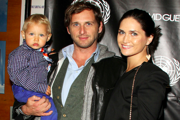 Josh Lucas med familie på bildet
  