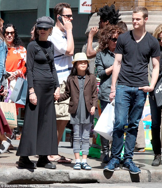 Photo de famille de la comédienne, rendez-vous amoureux John Mellencamp, célèbre pour When Harry Met Sally, Sleepless In Seattle and City of Angels..
  