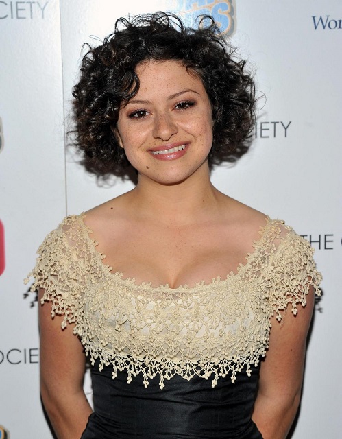 Alia Shawkat 2024 Mittelbraun Haar & kokett Haarstil.
