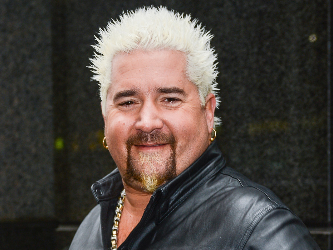 Guy Fieri 2024 Schwarz Haar & gekünstelten Haarstil.
