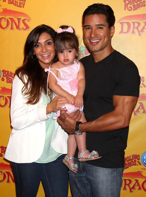 Mario Lopez avec jolie, engageante, charmante, femme Courtney Mazza 