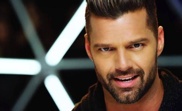 Cabello Café oscuro y peinado bohemio de Ricky Martin  en 2024