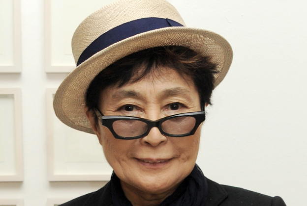 Cabelo preto e penteado alternativo de Yoko Ono  em 2024