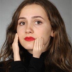 Datter (Maude Apatow)
