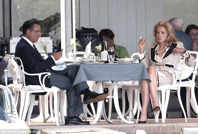 Sharon Stone röker en cigarett (eller weed)
