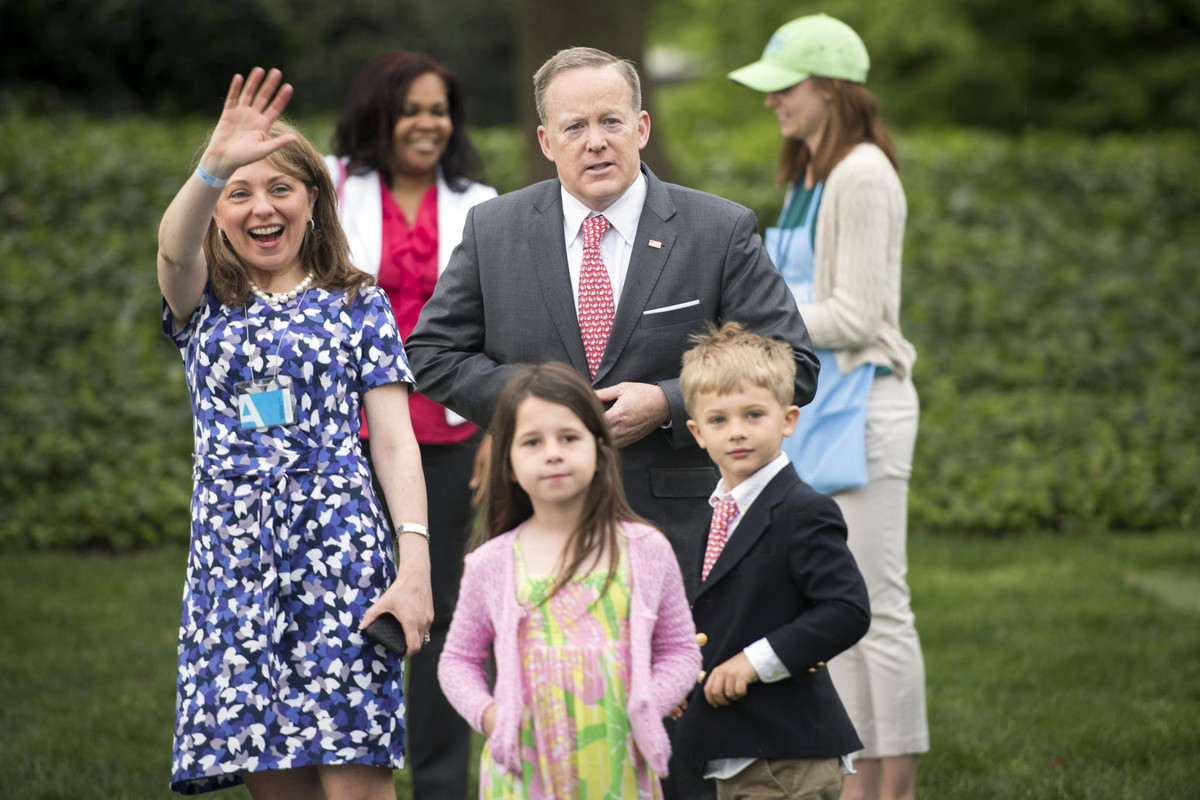 Familiefoto van de bekendheid, getrouwd met Rebecca Miller, die beroemd is vanwege White House Press Secretary (Trump)  