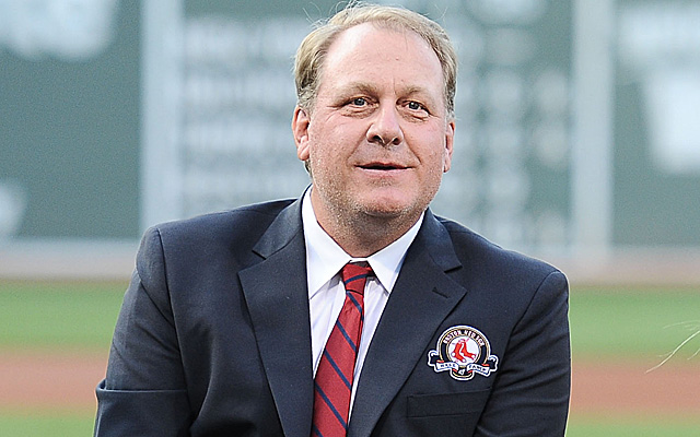 Cabelo castanho claro e penteado chique de Curt Schilling  em 2024