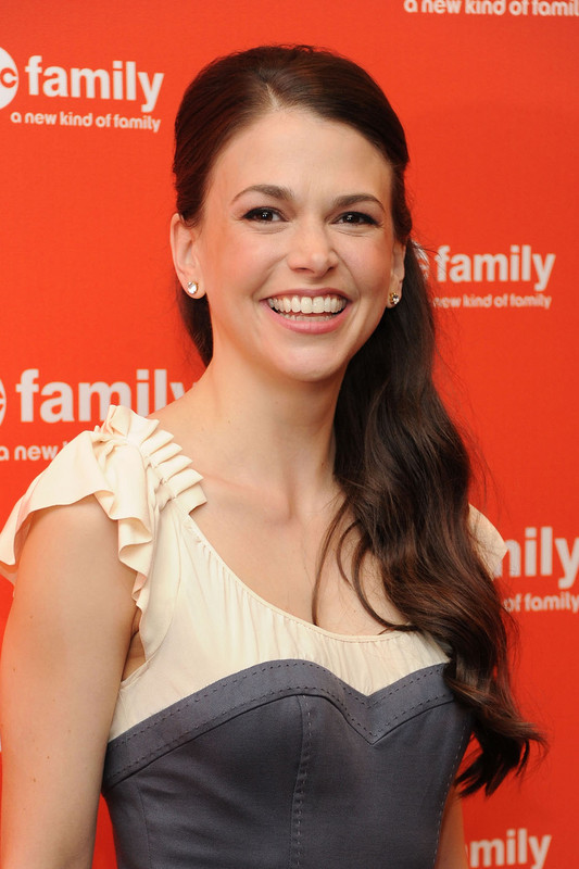 Cabelo castanho escuro e penteado alternativo de Sutton Foster  em 2024