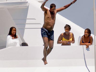 Com uma devoção
ao cristianismo
,
 Capricórnio mostrando seu corpo nu, com forma atlética na praia
