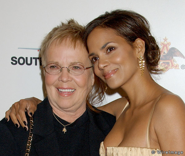 Foto van Halle Berry  & haar Moeder  Judith Ann Hawkins