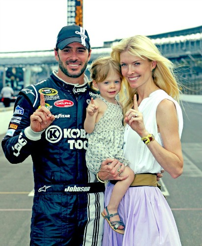 Jimmie Johnson med familie i billedet
  