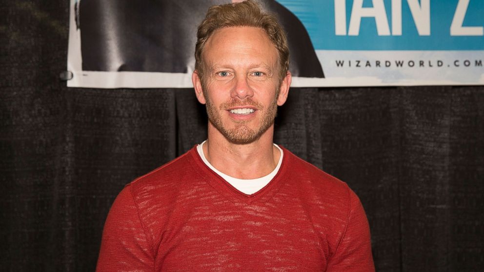 Cabelo castanho claro e penteado chique de Ian Ziering  em 2024